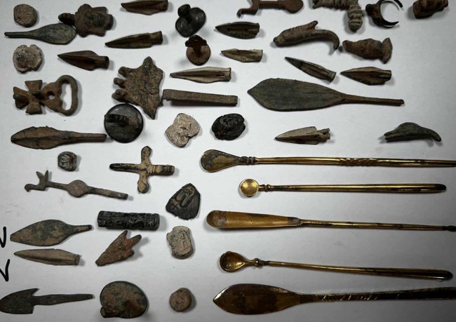 Customs Officers Seize Nearly 1,900 Ancient Coins and Artefacts at Lesovo Border Checkpoint