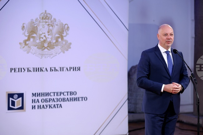 Да си отличник е състезание със самия себе си, каза министър-председателят Росен Желязков, който награди зрелостници с „Национална диплома“