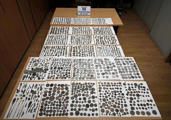 Контрабанда на близо 1900 старинни монети и предмети спряха митничари на граничен пункт "Лесово"