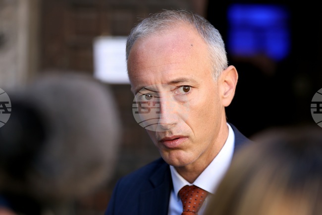 Колкото по-късно дадем телефони на децата, толкова по-добре за тях, каза министър Красимир Вълчев