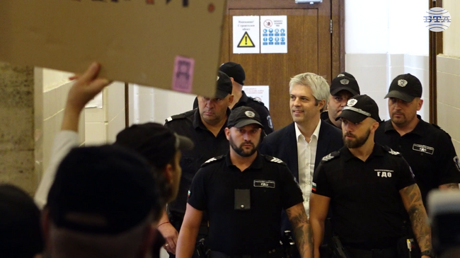 Благодаря на всички за подкрепата, каза кметът на Варна Благомир Коцев на влизане в съдебната зала