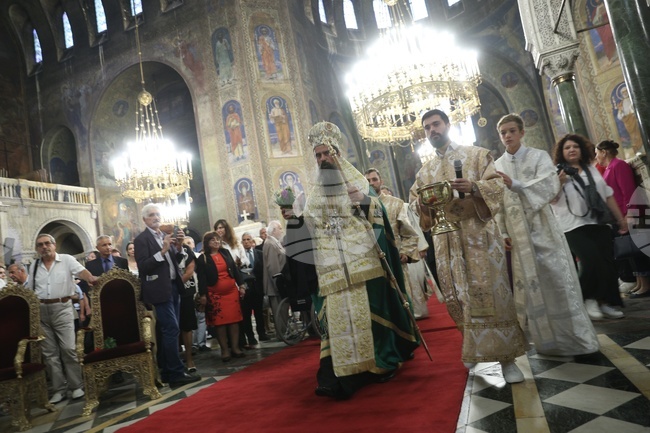 Патриарх Даниил отслужи църковния ритуал "Чин на обновление" за връщането на оригиналните реставрирани плочи в храма "Св. Александър Невски"