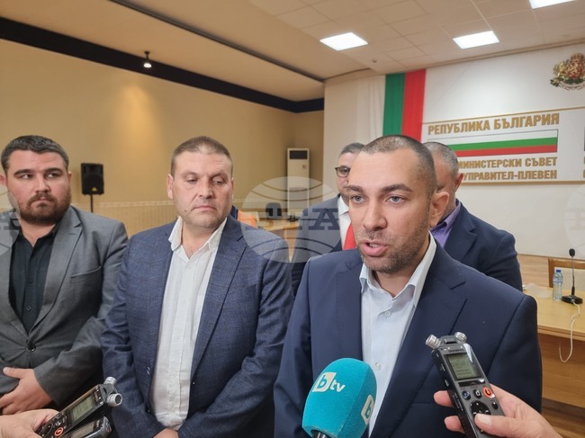 Работата по намирането на нови кладенци и подмяна на тръбите продължава, съобщи областният управител на Плевен