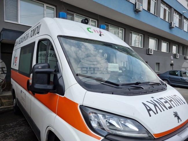 Мъж, жена и 18-годишно момче са открити простреляни в кола, съобщиха от Центъра за спешна медицинска помощ в София