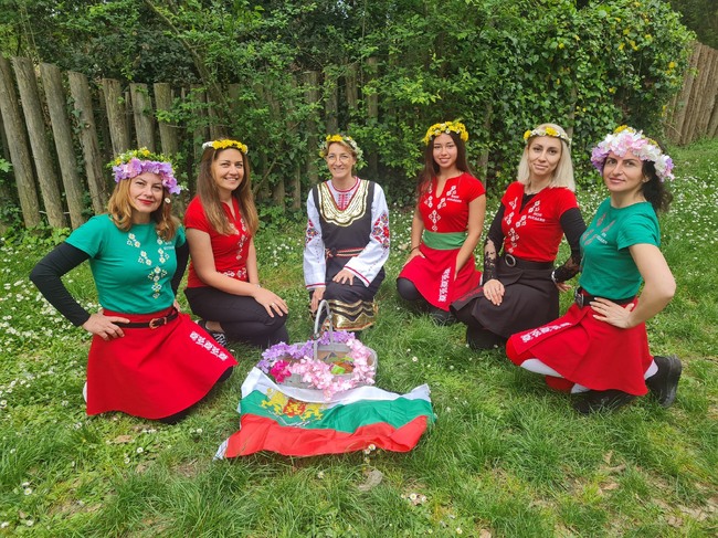 Ръководителите на Самодейния танцов състав „Българска роза“ от Ница и Кан споделиха графика на репетициите през новия творческия