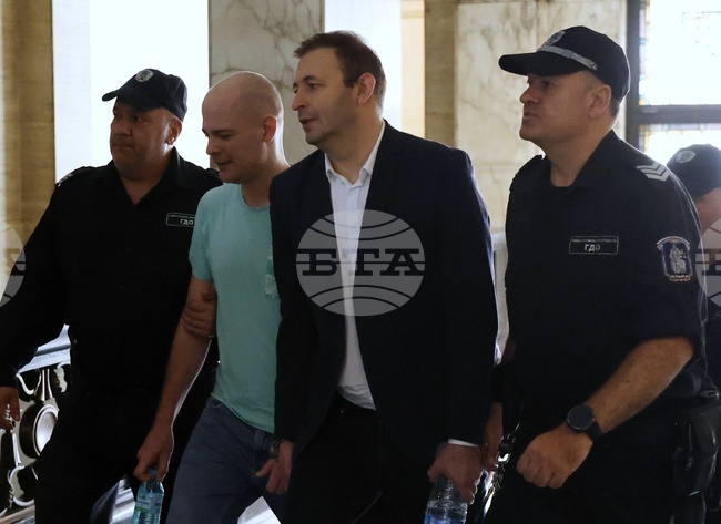 Съдът остави в ареста бившия заместник-кмет на София Никола Барбутов и бизнесмена Петър Рафаилов