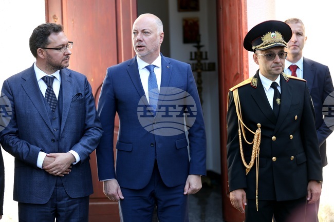 Благодаря ви за силата, куража, отдадеността, обърна се министър Даниел Митов към огнеборците по случай професионалния им празник