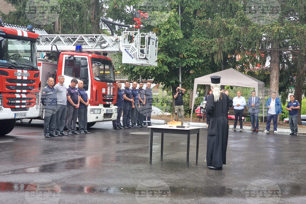 Огнеборците в Разград представиха пред гости техниката, с която работят ежедневно в борбата с пламъците