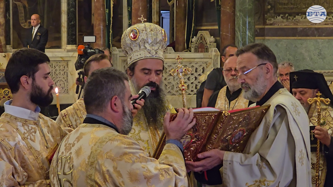 Патриарх Даниил отслужи църковния ритуал "Чин на обновление" за връщането на оригиналните реставрирани плочи в храма "Св. Александър Невски"