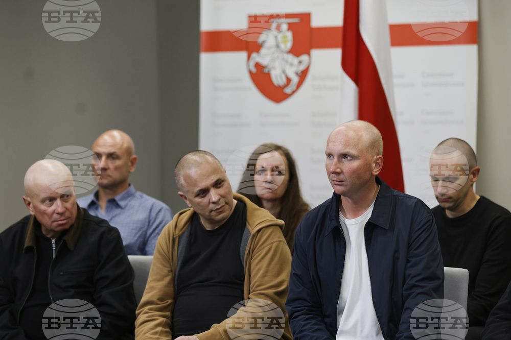 Освободени с помощта на Тръмп и депортирани в Литва беларуски затворници казват, че биха предпочели да останат в Беларус