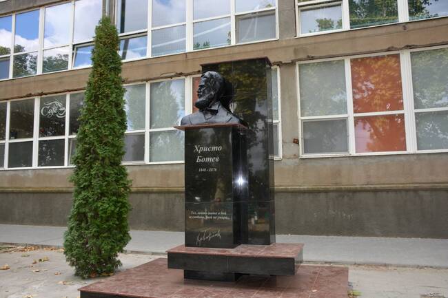 Извършена е реконструкция на бюст-паметника на Христо Ботев в град Измаил, предстои ремонт на площада около него