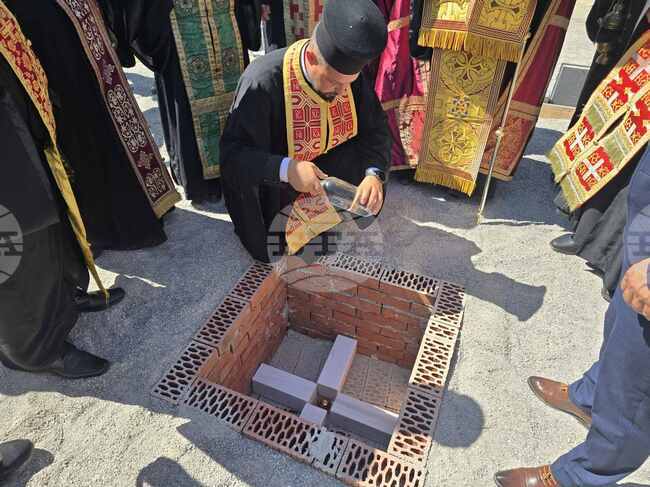 Днес беше положен основен камък на новостроящата се църква "Събор на свети Архангел Михаил" в Сандански