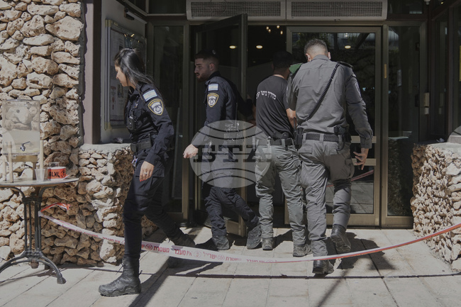 Двама души бяха ранени при въоръжена атака в хотел край Йерусалим, съобщи израелската полиция