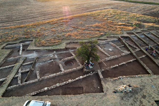 Даниела Агре и екипът ѝ проучват край село Стройно най-големия извънградски храмов комплекс от римската епоха, откриван на Балканите