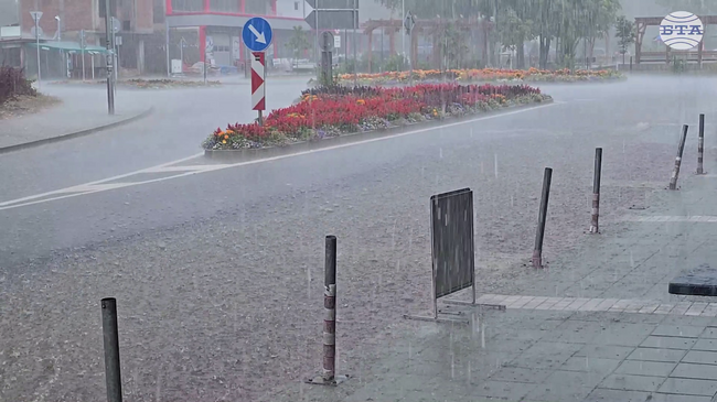 Пороен дъжд с градушка наводни улиците в Рудозем