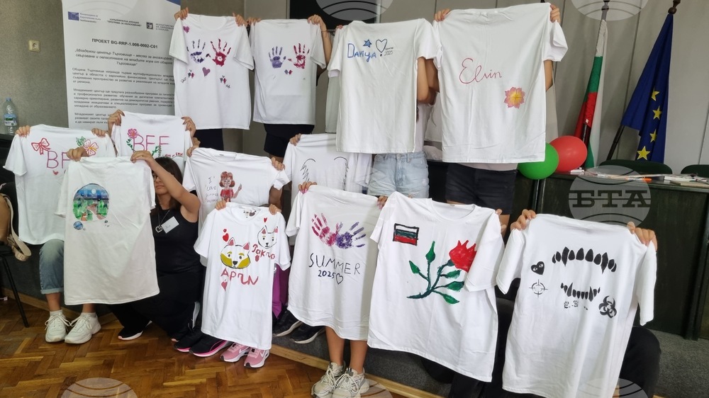 Деца и юноши твориха в арт работилница „Създай със сърце“ по инициатива на Младежкия център в Търговище