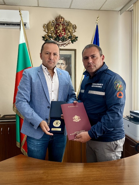 ОА Благоевград: В навечерието на професионалния празник на пожарникарите, областният управител връчи почетен плакет на директора на РДПБЗН комисар Василев