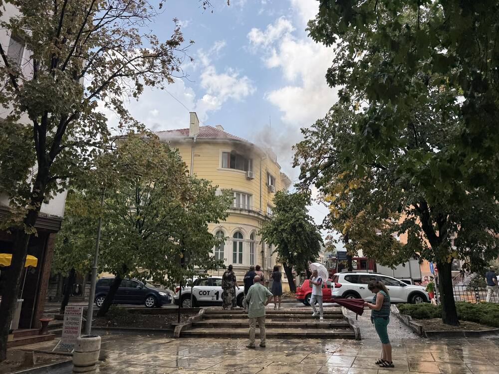 Спасена е жена при пожар в административна сграда в Сливен