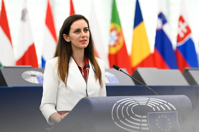 Евродепутат от „Възраждане“ алармира за катастрофалния общ дълг: 15-20% от бюджета на ЕС отиват за лихви