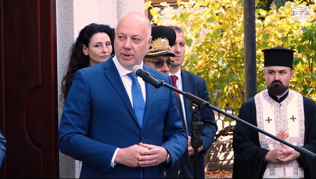 МВР и ГДБПЗН показаха умения и усилия за справяне с пожарите, политически ни опоненти живеят в паралелна реалност, каза премиерът Желязков