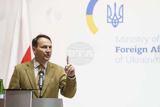 Конфликтът в Украйна даде възможност на Полша да спечели ценно време за укрепване на армията си, каза външният министър Шикорски