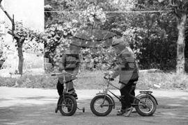 Детски игри в софийските дворове