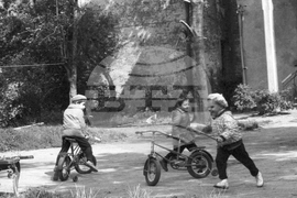 Детски игри в софийските дворове