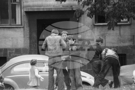 Детски игри в софийските дворове