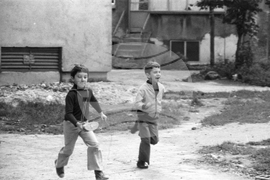 Детски игри в софийските дворове