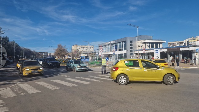 Пътници в нетрезво състояние са предизвикали с арогантното си поведение водач на такси в Разград да извади пистолет, полицията му състави акт