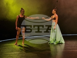 Танцовите артисти Зия Азази и Марион Крамп представят в София спектакъла „Pietà 2.0“, снимка – Даниел Димитров/БТА