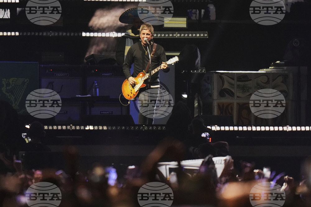 Китара на Ноел Галахър, пострадала в нощта на раздялата на „Оейзис“ през 2009 г., ще се продаде на търг