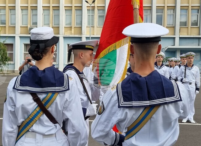 Във Военноморското училище във Варна 53 курсанти положиха клетва да пазят род и Родина