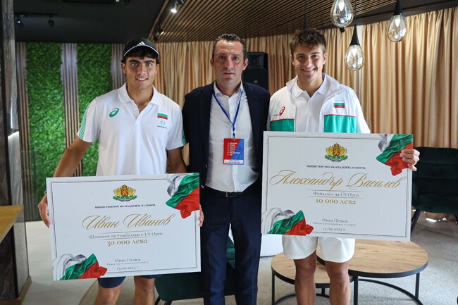 Министър Иван Пешев премира българските тенисисти Иван Иванов и Александър Василев