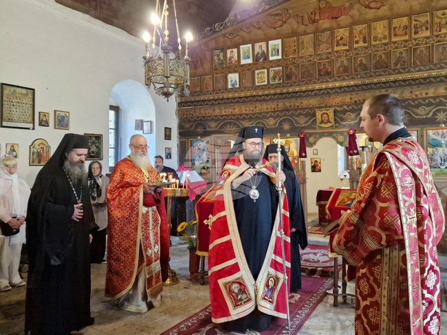 Видинският митрополит Пахомий отслужи литургия в монтанското село Горно Церовене