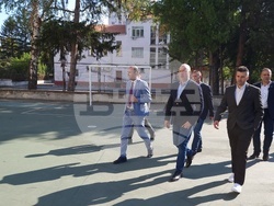 Кюстендил - Росен Желязков - реновирано училище - кръстовище