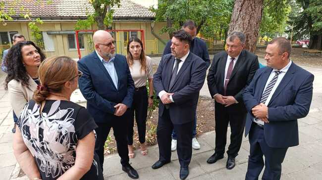 Вицепремиерът Зафиров, министърът на регионалното развитие и кметът на Шумен обсъдиха решения за пропадаща сграда на детска градина в Шумен