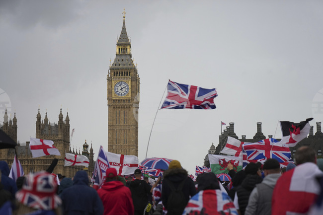 Сто хиляди демонстранти се включиха в протестно шествие в Лондон, организирано от крайнодесния активист Томи Робинсън, съобщи полицията