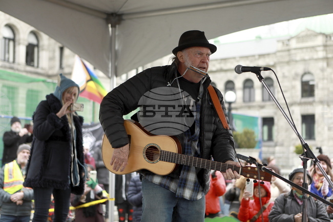 Дарил Хана показва ежедневната човешка страна на съпруга си Нийл Йънг в нов филм