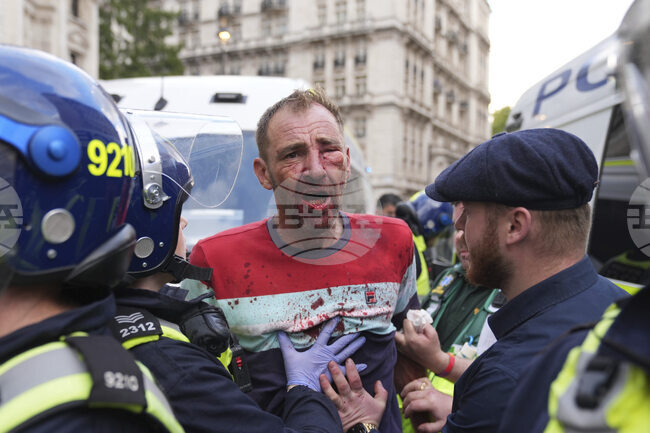 Британският премиер заяви по повод антиимигрантския марш, че хората имат право на мирен протест 