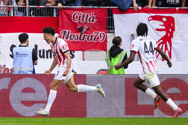 Борусия (Дортмунд) продължава без загуба в Бундеслигата, Фрайбург спечели дербито на Южна Германия срещу Щутгарт