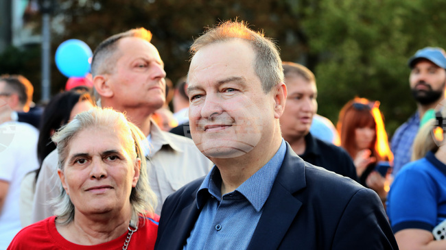 Сръбският вицепремиер Ивица Дачич, който бе приет спешно в болница снощи, е в тежко, но стабилно състояние 