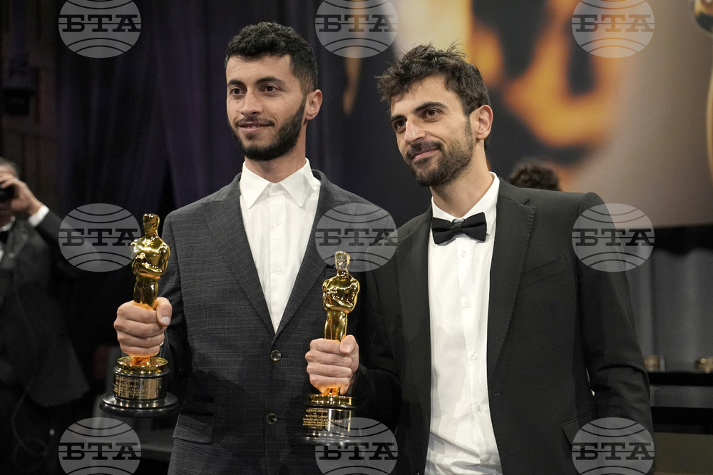 Палестинският режисьор Базел Адра, носител на "Оскар", каза, че израелски войници са нахлули в дома му