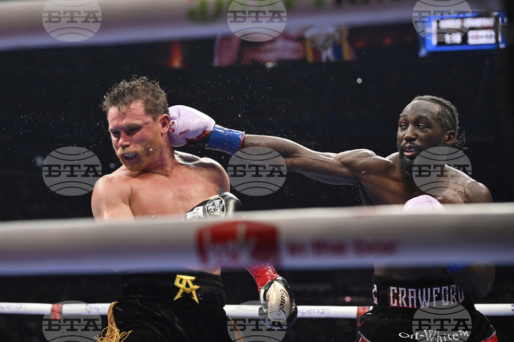 APTOPIX Alvarez Crawford Boxing