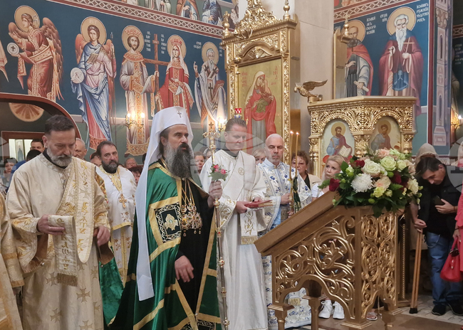 Патриарх Даниил - храм "Въздвижение на светия кръст Господен" - света литургия