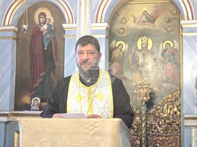 Само с кръста се спасяваме от нападенията на демоните и от всяка буря на страстите, каза отец Милен от плевенския храм „Света Параскева“
