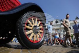Автосалон и парад на ретро автомобилите