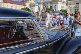 Автосалон и парад на ретро автомобилите
