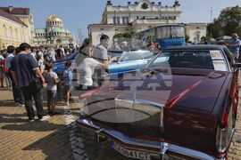 Автосалон и парад на ретро автомобилите