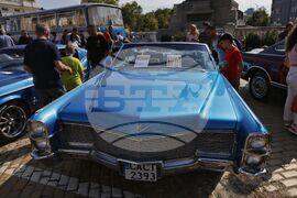 Автосалон и парад на ретро автомобилите